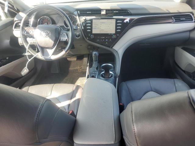 4T1F11AK5LU313857 - 2020 TOYOTA CAMRY XLE 银色 照片 8