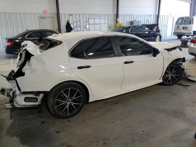 4T1S11AK0NU687147 - 2022 TOYOTA CAMRY SE NIGHT SHADE WHITE photo 3