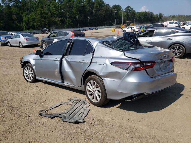 4T1C11AK0NU664858 - 2022 TOYOTA CAMRY LE SILVER photo 2