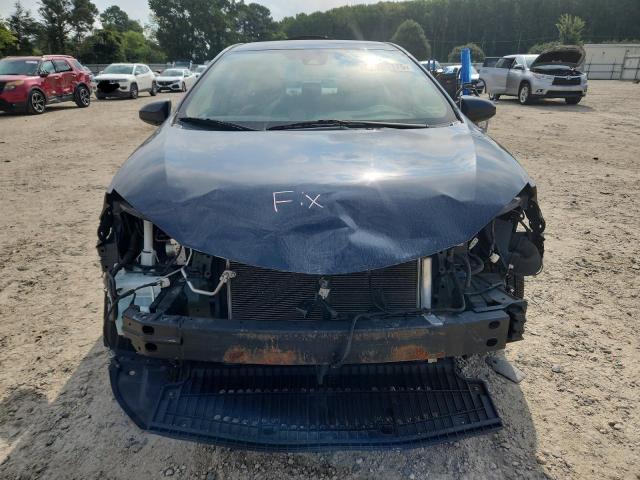 2T1BURHE1JC019455 - 2018 TOYOTA COROLLA L BLUE photo 5