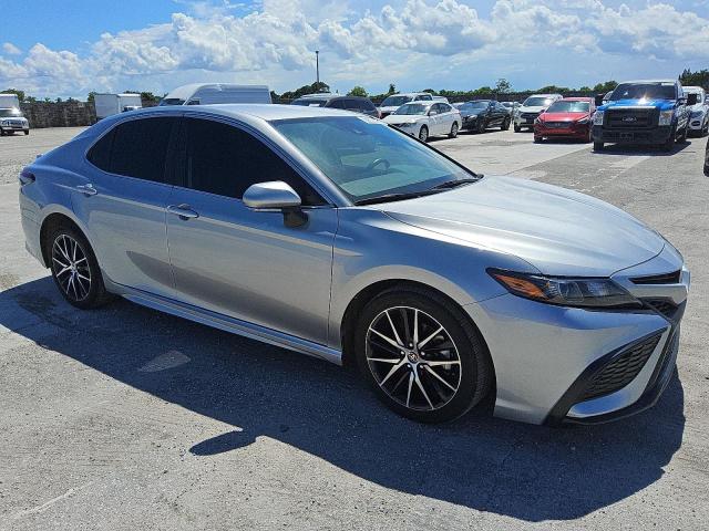 4T1G11AK8PU803249 - 2023 TOYOTA CAMRY SE NIGHT SHADE SILVER photo 4