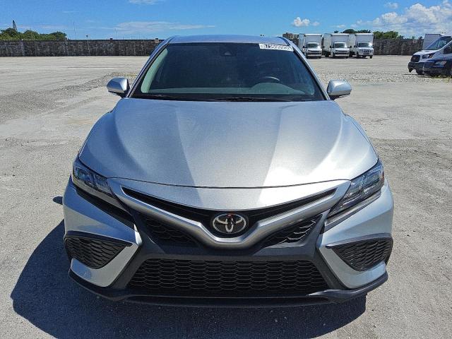4T1G11AK8PU803249 - 2023 TOYOTA CAMRY SE NIGHT SHADE SILVER photo 5