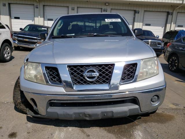 1N6AD0CWXAC439048 - 2010 NISSAN FRONTIER KING CAB SE SILVER photo 5