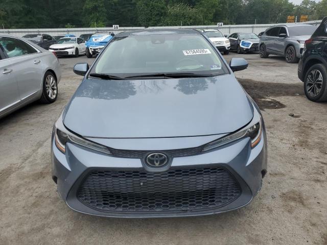 5YFEPRAE5LP074394 - 2020 TOYOTA COROLLA LE Blau Foto 5