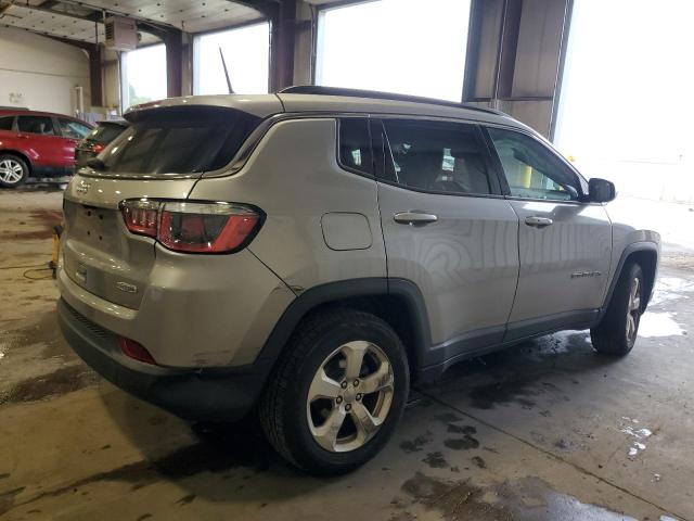 3C4NJDBB2JT314715 - 2018 JEEP COMPASS LATITUDE Argent photo 3