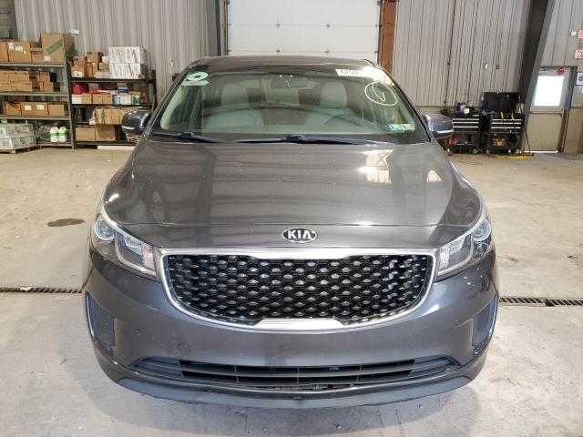 KNDMB5C15J6381310 - 2018 KIA SEDONA LX GRAY photo 5