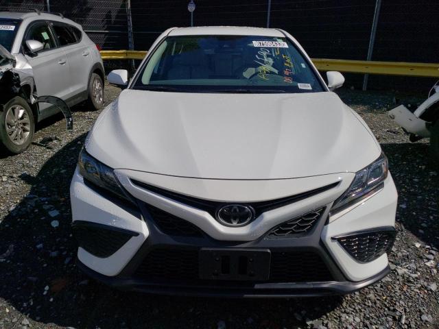 4T1G11AK2PU826980 - 2023 TOYOTA CAMRY SE NIGHT SHADE WHITE photo 5