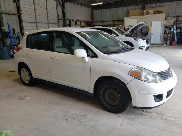 3N1BC13E09L496658 - 2009 NISSAN VERSA S WHITE photo 4