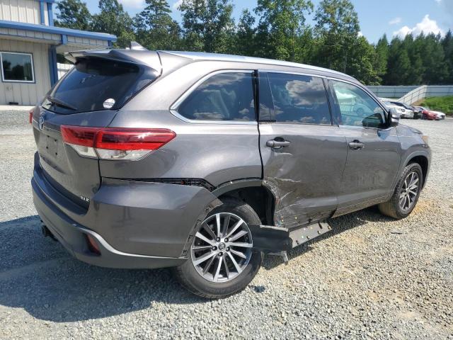 5TDKZRFH2HS192031 - 2017 TOYOTA HIGHLANDER SE GRAY photo 3