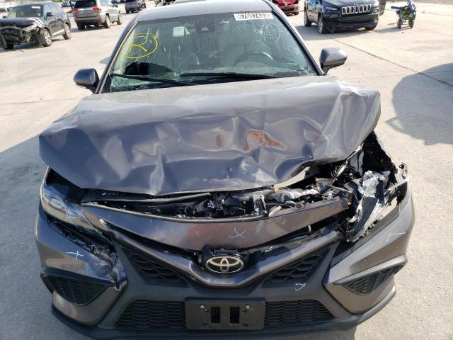 4T1G11AK9NU691624 - 2022 TOYOTA CAMRY SE GRAY photo 5