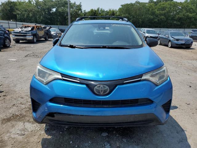 JTMZFREV6JJ162242 - 2018 TOYOTA RAV4 LE أزرق صورة 5