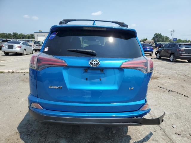 JTMZFREV6JJ162242 - 2018 TOYOTA RAV4 LE أزرق صورة 6