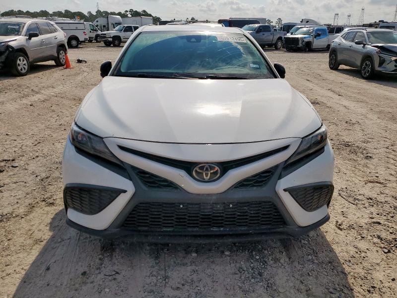 4T1G11AK5PU087636 - 2023 TOYOTA CAMRY SE NIGHT SHADE WHITE photo 5