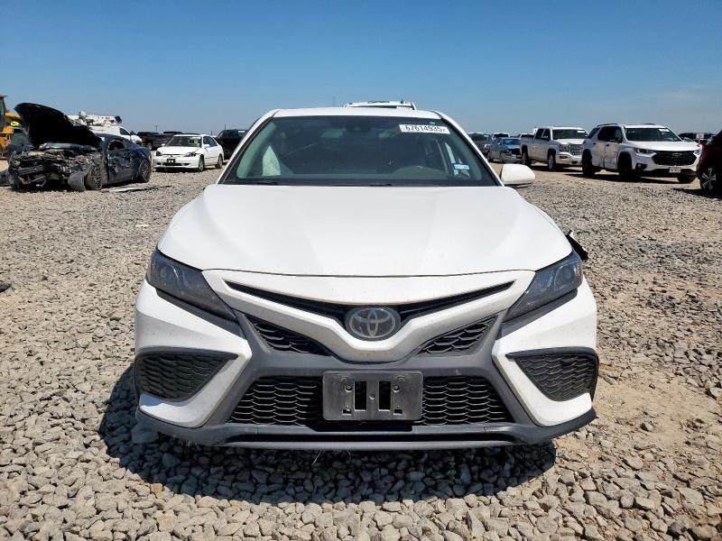 4T1G11AKXPU768472 - 2023 TOYOTA CAMRY SE NIGHT SHADE WHITE photo 5