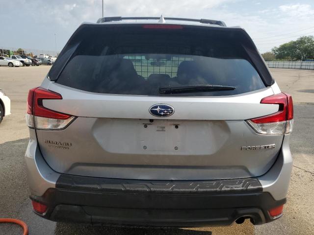 JF2SKAFCXMH493088 - 2021 SUBARU FORESTER PREMIUM ვერცხლისფერი ფოტო 6