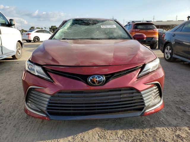 4T1C11AK3NU673554 - 2022 TOYOTA CAMRY LE RED photo 5