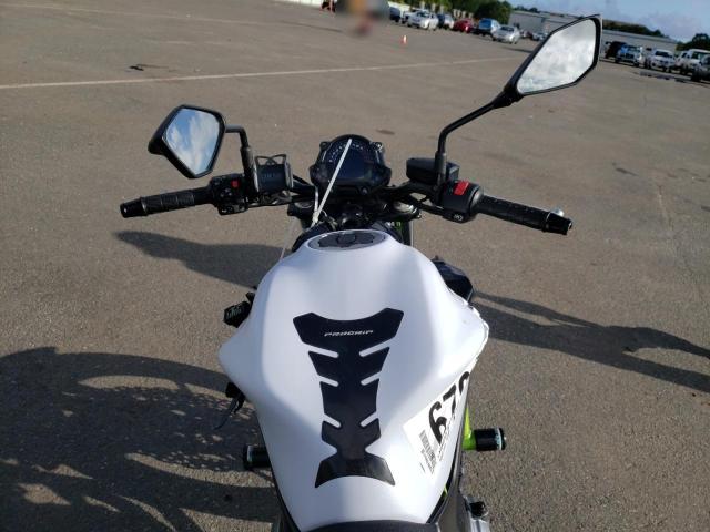 JKAEREH16HDA03539 - 2017 KAWASAKI ER650 H WHITE photo 5