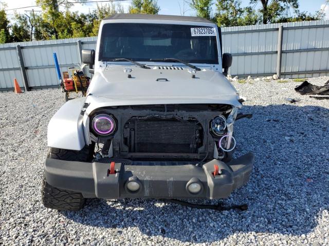 1C4BJWEG5CL254417 - 2012 JEEP WRANGLER UNLIMITED SAHARA Silber Foto 5