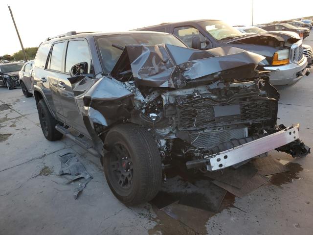 JTEMU5JR7P6151534 - 2023 TOYOTA 4RUNNER SE GRAY photo 4