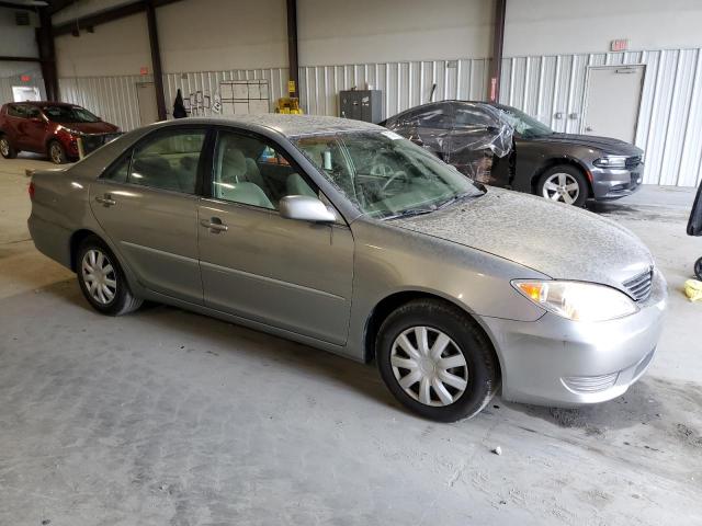 4T1BE32K15U627067 - 2005 TOYOTA CAMRY LE SILVER photo 4