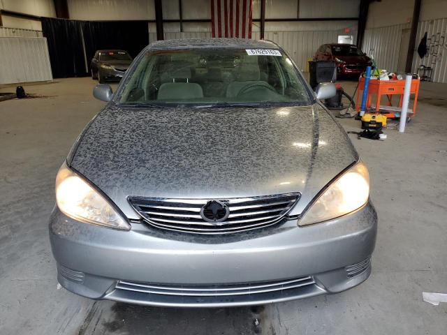 4T1BE32K15U627067 - 2005 TOYOTA CAMRY LE SILVER photo 5