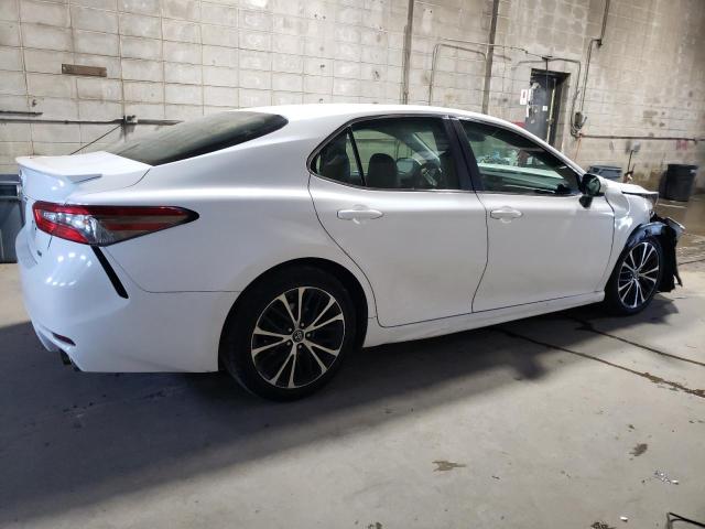 4T1B11HKXJU591302 - 2018 TOYOTA CAMRY L WHITE photo 3