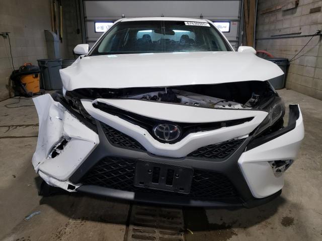 4T1B11HKXJU591302 - 2018 TOYOTA CAMRY L WHITE photo 5