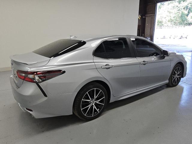 4T1T11AK8RU848953 - 2024 TOYOTA CAMRY SE NIGHT SHADE SILVER photo 3