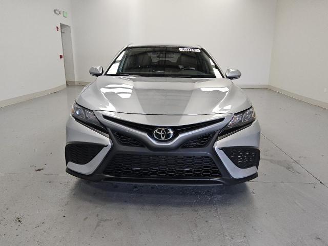 4T1T11AK8RU848953 - 2024 TOYOTA CAMRY SE NIGHT SHADE SILVER photo 5