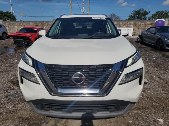 5N1AT3BA6MC690419 - 2021 NISSAN ROGUE SV WHITE photo 5