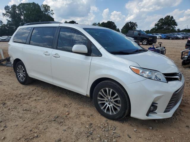 5TDYZ3DC4KS992612 - 2019 TOYOTA SIENNA XLE WHITE photo 4