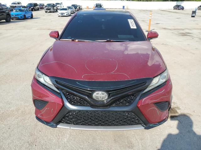 4T1B61HK6JU506943 - 2018 TOYOTA CAMRY XSE Qırmızı foto 5