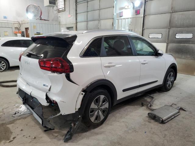 KNDCB3LC3N5525417 - 2022 KIA NIRO LX WHITE photo 3