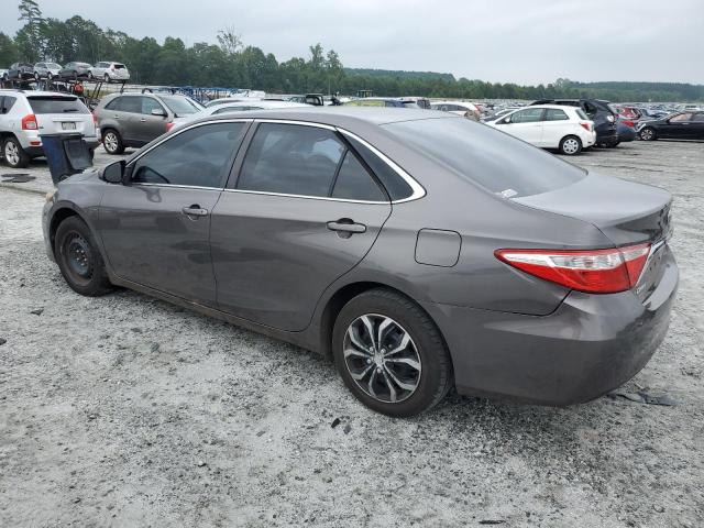4T1BF1FK0FU028500 - 2015 TOYOTA CAMRY LE 灰色 照片 2