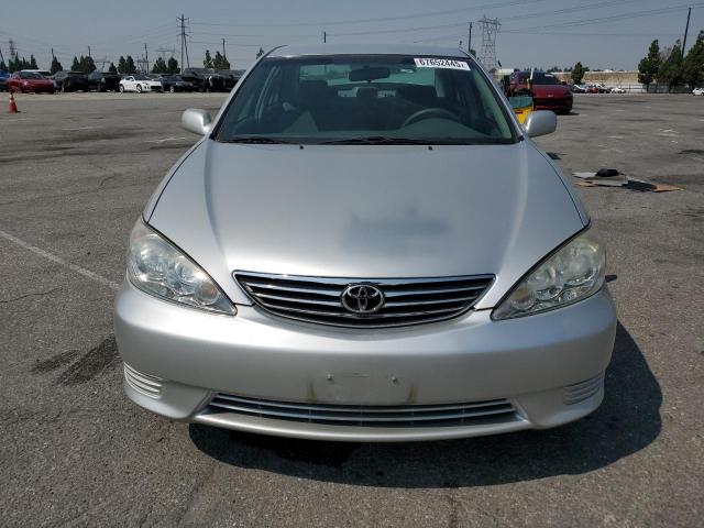 4T1BE32K75U563990 - 2005 TOYOTA CAMRY LE SILVER photo 5