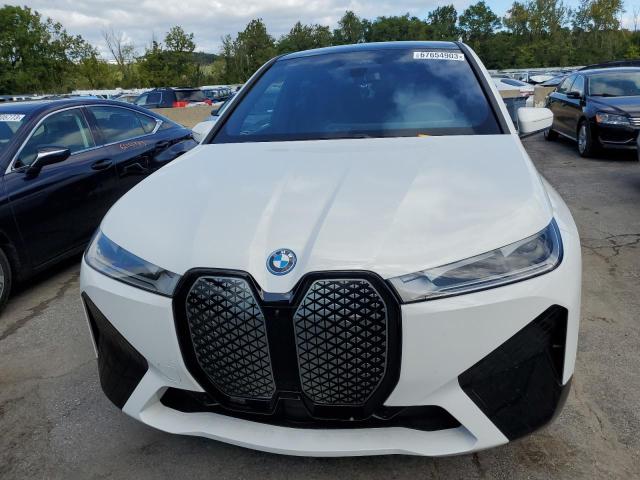 WB523CF06RCN21028 - 2024 BMW IX XDRIVE50 WHITE photo 5