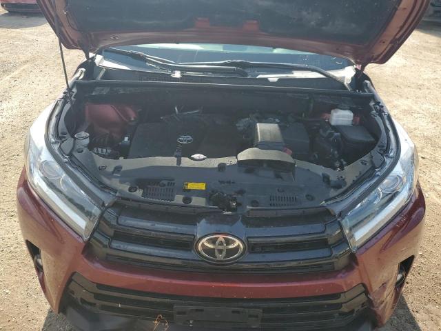 5TDJZRFH5JS867324 - 2018 TOYOTA HIGHLANDER SE Бордовый фото 12