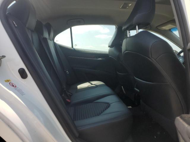 4T1B11HK1JU523972 - 2018 TOYOTA CAMRY L WHITE photo 10