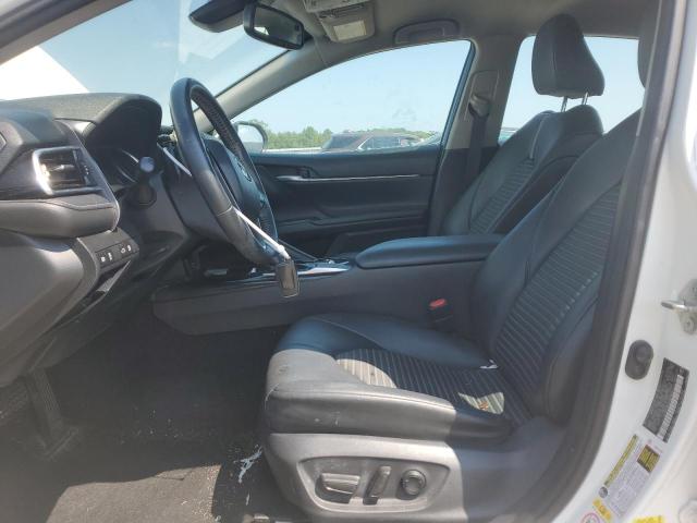 4T1B11HK1JU523972 - 2018 TOYOTA CAMRY L WHITE photo 7