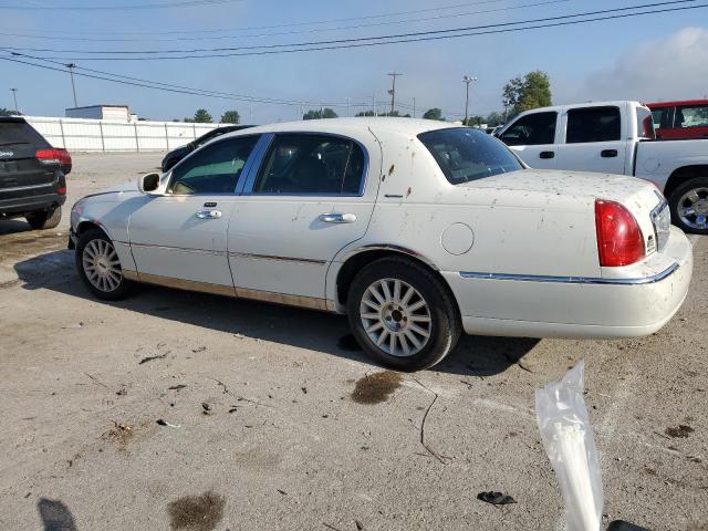 1LNHM82W53Y694385 - 2003 LINCOLN TOWN CAR SIGNATURE WHITE photo 2