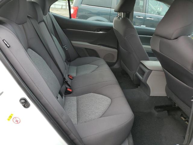 4T1B11HK4JU086033 - 2018 TOYOTA CAMRY L WHITE photo 10