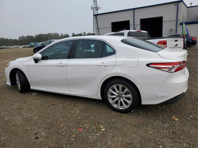 4T1B11HK4JU086033 - 2018 TOYOTA CAMRY L WHITE photo 2