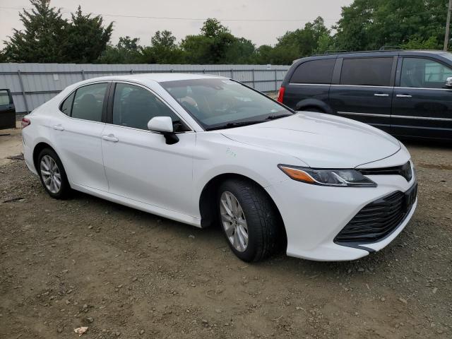 4T1B11HK4JU086033 - 2018 TOYOTA CAMRY L WHITE photo 4