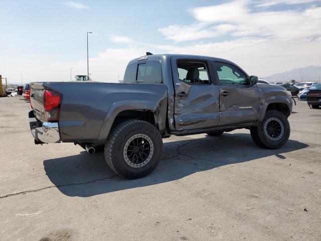 3TMCZ5AN0JM160288 - 2018 TOYOTA TACOMA DOUBLE CAB Grau Foto 3