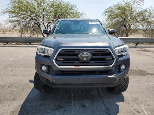 3TMCZ5AN0JM160288 - 2018 TOYOTA TACOMA DOUBLE CAB Grau Foto 5