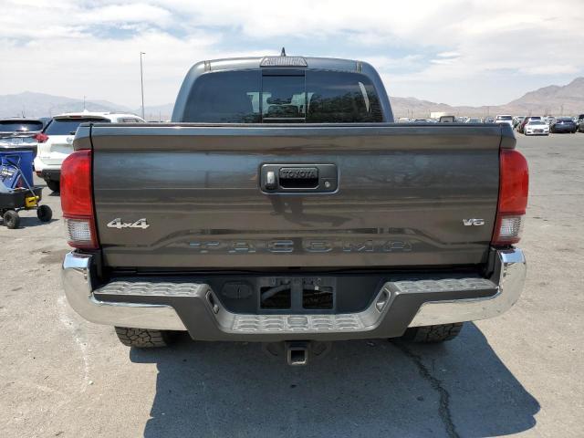 3TMCZ5AN0JM160288 - 2018 TOYOTA TACOMA DOUBLE CAB Grau Foto 6