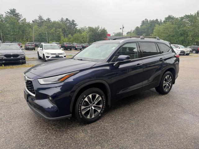 5TDGZRBH0NS595092 - 2022 TOYOTA HIGHLANDER XLE BLUE photo 2