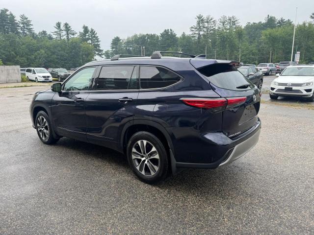 5TDGZRBH0NS595092 - 2022 TOYOTA HIGHLANDER XLE BLUE photo 3