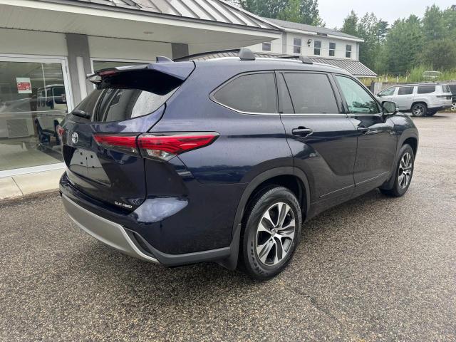 5TDGZRBH0NS595092 - 2022 TOYOTA HIGHLANDER XLE BLUE photo 4