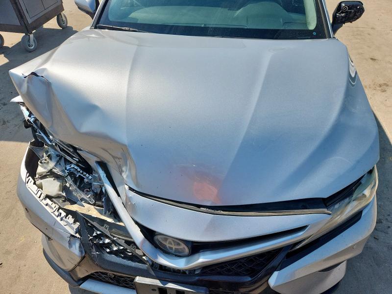 4T1B61HK5JU119669 - 2018 TOYOTA CAMRY XSE SILVER photo 11